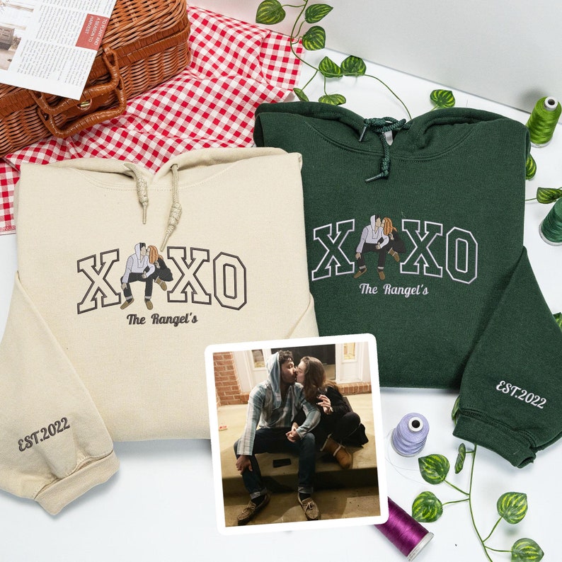 Sweat-shirt XOXO brodé personnalisé avec portrait de couple