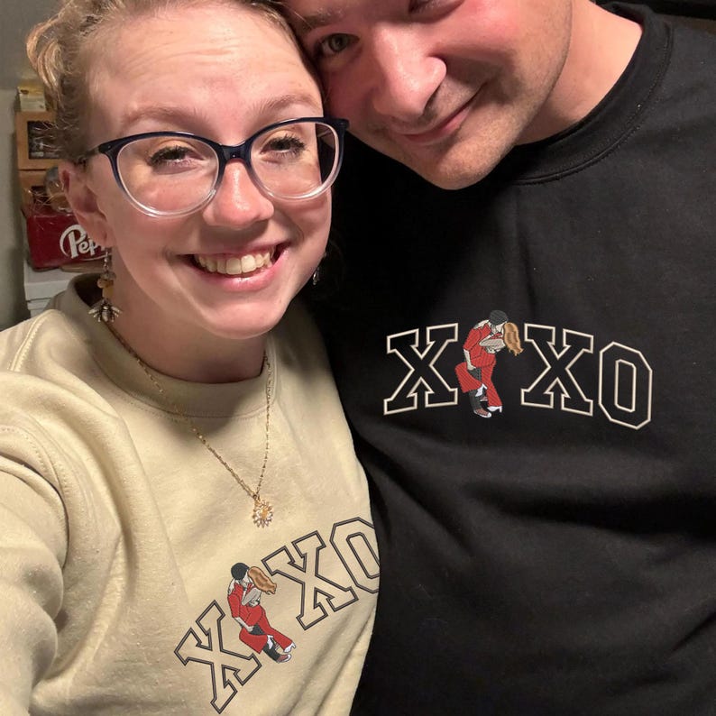 Sweat-shirt XOXO brodé personnalisé avec portrait de couple
