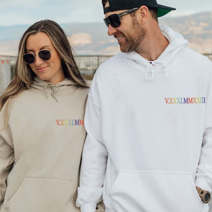 Sweat-shirt personnalisé brodé avec chiffres romains colorés pour couple