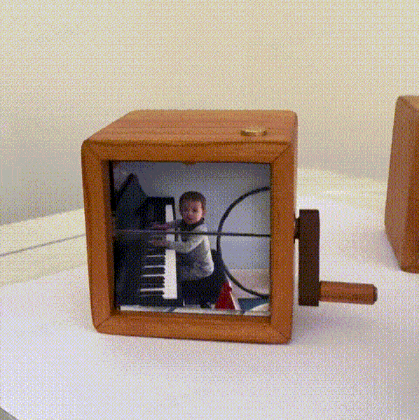 Boîte à Flipbook à Manivelle pour la Famille – Cadeau Unique et Émotionnel