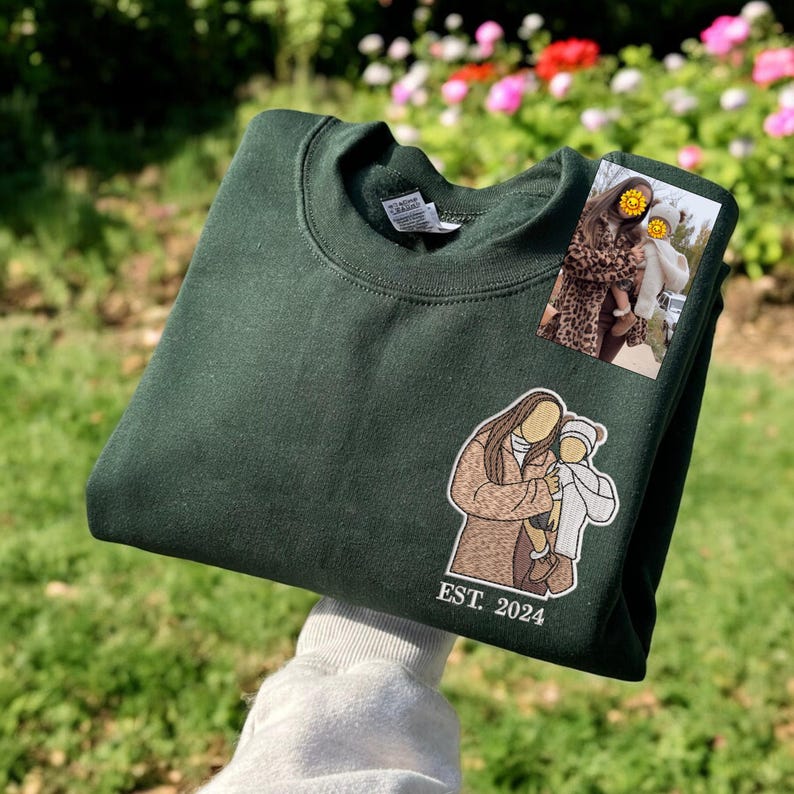 Pull brodé portrait personnalisé avec texte