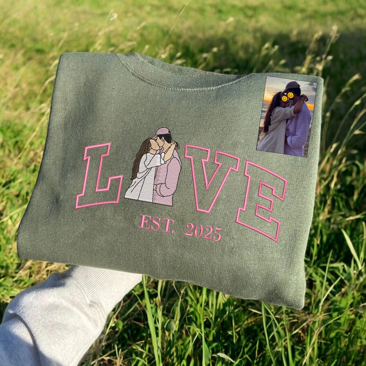 Sweat-shirt personnalisé brodé photo couple LOVE Est Année