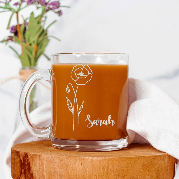 Tasse à café en verre avec fleurs de naissance