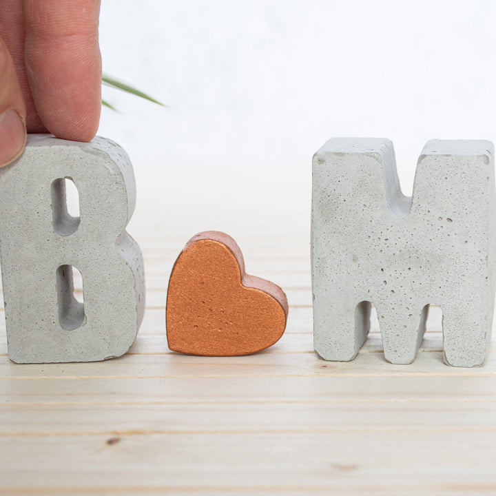 Décoration de maison de lettres personnalisées avec des coeurs