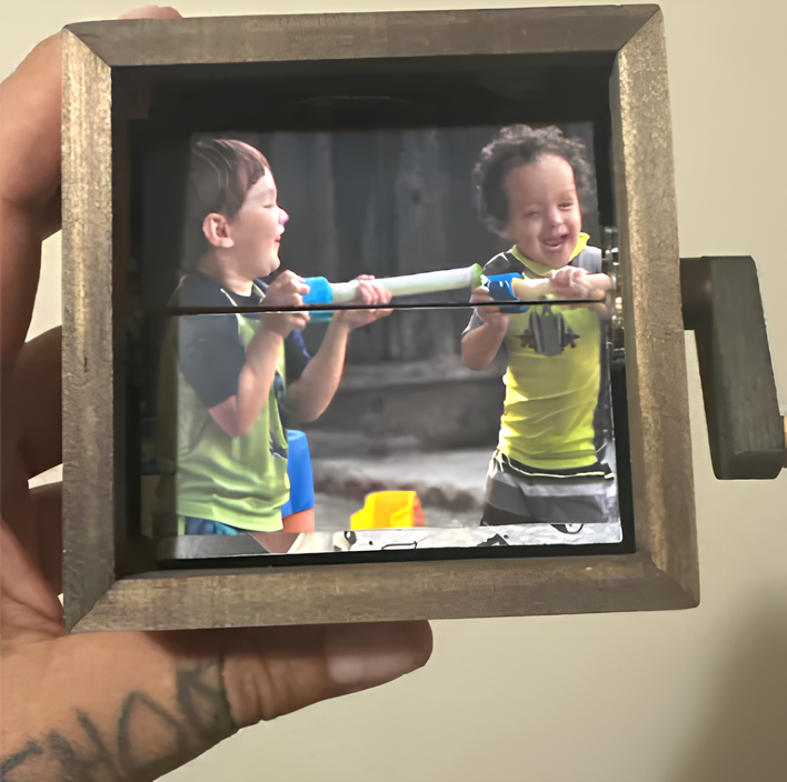 Boîte à Flipbook à Manivelle pour la Famille – Cadeau Unique et Émotionnel