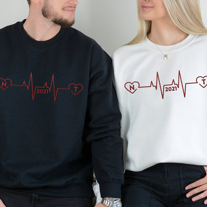 Sweat-shirt Heartbeat brodé personnalisé avec initiales et année