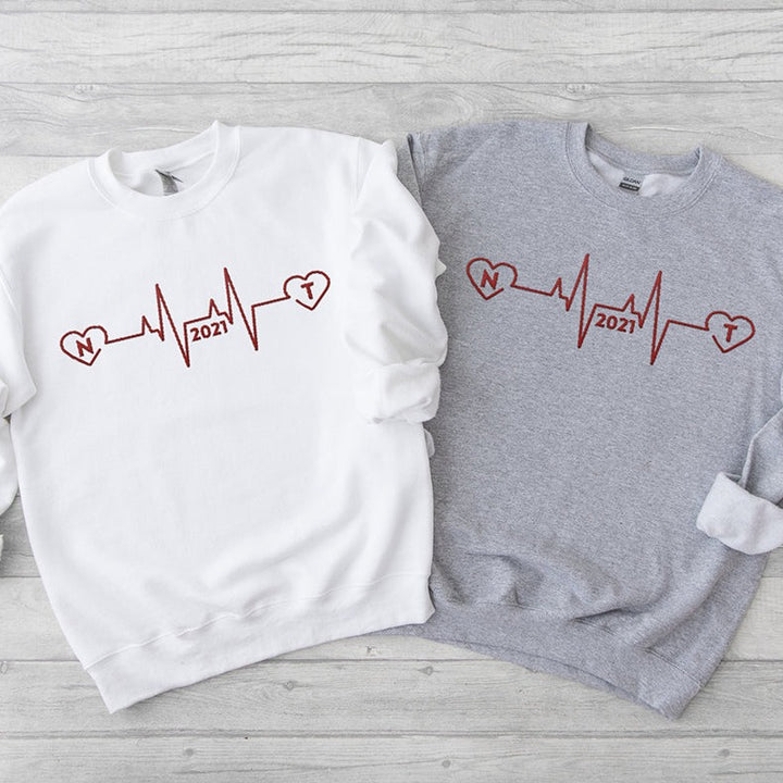 Sweat-shirt Heartbeat brodé personnalisé avec initiales et année