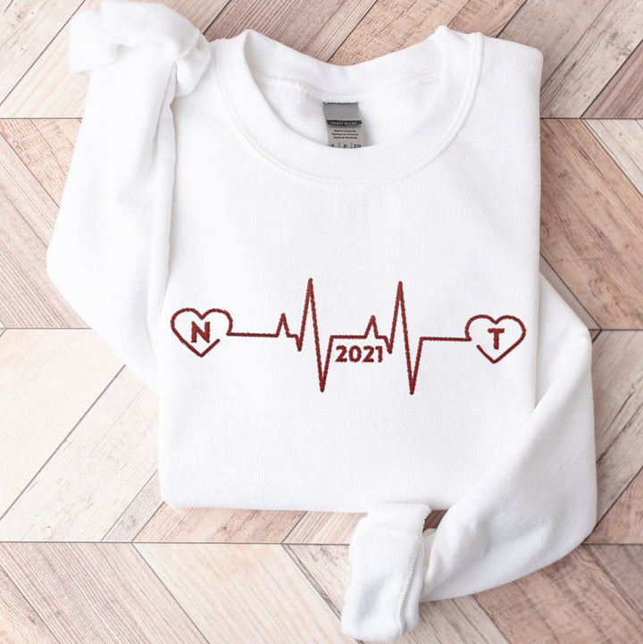 Sweat-shirt Heartbeat brodé personnalisé avec initiales et année